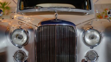 Doha, Katar - 04 Mart 2019: 1960 Jaguar markalı model 6 klasik lüks araba