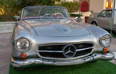 Doha, Katar - 04 Mart 2019: 1962 Mercedes-Benz 190 SL klasik lüks araba