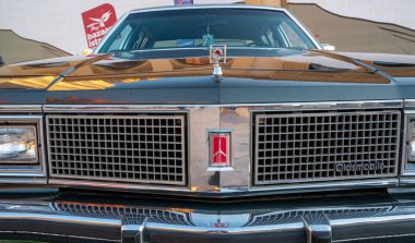 Doha, Katar: 4 Mart 2020: 1983 Oldsmobile klasik araba