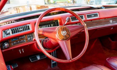 Doha, Katar: 4 Mart 2020: 1959 Cadillac model 8 klasik lüks araba gösterge paneli