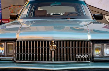 Doha, Katar: 4 Mart 2020: 1983 Toyota Crown klasik araba