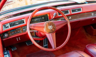 Doha, Katar: 4 Mart 2020: 1959 Cadillac model 8 klasik lüks araba gösterge paneli