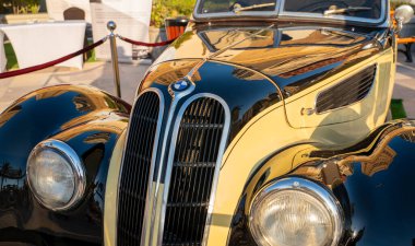 Doha, Katar - 30 Mart 2020: 1937 BMW 327 klasik araba Cabriolet