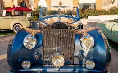 Doha, Katar - 30 Mart 2020: 1948 Rolls Royce Silver Wraith Blue Cabriolet