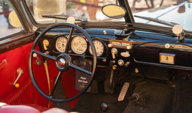 Doha, Katar - 30 Mart 2020: 1937 BMW 327 klasik araba Cabriolet