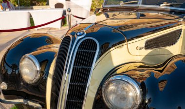 Doha, Katar - 30 Mart 2020: 1937 BMW 327 klasik araba Cabriolet