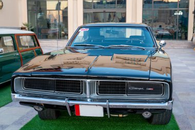 Doha, Katar - 3 Mart 2020: 1969 Dodge Charger siyah coupe araba