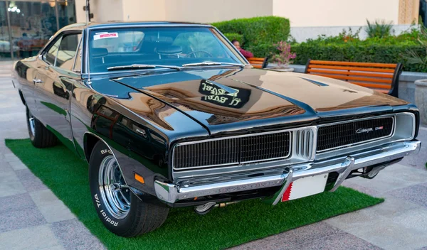 Doha, Katar - 3 Mart 2020: 1969 Dodge Charger siyah coupe araba