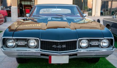 Doha, Katar - 3 Mart 2020: 1968 eski model 442 klasik araba