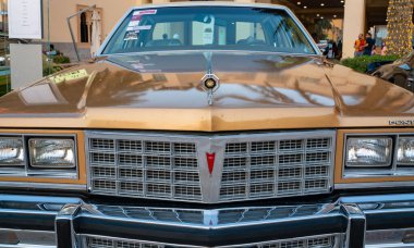 Doha, Katar - 3 Mart 2020: 1977 Pontiac Bonneville klasik arabalar