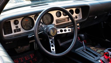 Doha, Katar - 30 Mart 2020: 1978 Pontiac Firebird Trans Am model Araba