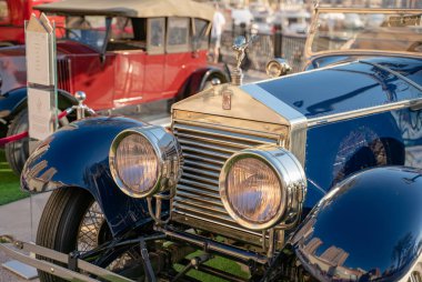Doha, Katar - 30 Mart 2020: 1925 Rolls Royce gümüş hayalet araba klasik mavi roadster