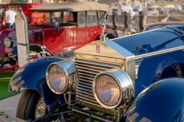 Doha, Katar - 30 Mart 2020: 1925 Rolls Royce gümüş hayalet araba klasik mavi roadster