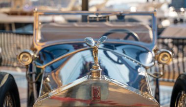 Doha, Katar - 30 Mart 2020: 1925 Rolls Royce gümüş hayalet araba klasik mavi roadster