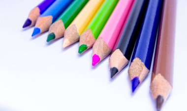 Boya kalemleri - renkli kalemler, renkli kalemler, renkli kalem uçlarından makro pozlar, bir okul sanat odasından kullanılmış kalemler. Okul kırtasiyesi, okula dönüş.