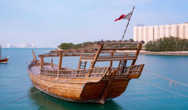 DOHA, Katar - 14 Şubat 2020 'de Katar' ın Doha kentindeki İslam Sanatları Müzesi yakınlarındaki limanda Dhows adı verilen geleneksel tekneler demirledi..
