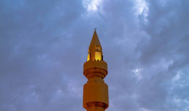 Katar 'da yağmurlu bir günde kara bulutlu Müslüman cami minaresi