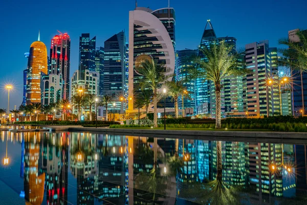 Kleurrijke Skyline Van Qatar City Tijdens Nacht — Stockfoto