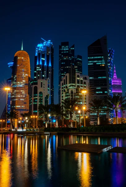 Februari 2019 Färgglada Skyline Doha Qatar City Natten Vintersäsongen — Stockfoto