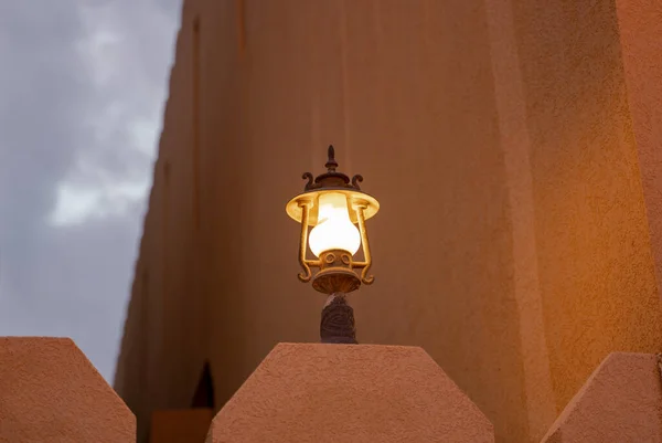 カタールのドーハにあるモスクのモロッコ式ランプ — ストック写真