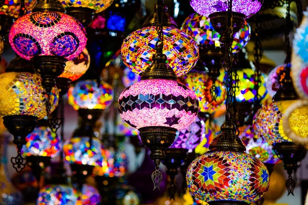 Múltiplas Lanternas Tradicionais Turcas Coloridas — Fotografia de Stock