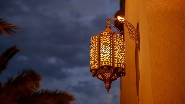 カタールのドーハにあるモスクのモロッコ式ランプ — ストック写真