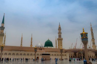 MECCA, SAUDI ARABIA - 29 Mart 2019 Mekke Suudi Arabistan 'daki kutsal camide Multazam adlı Kabe' nin kapısı. Mekke 'nin Büyük Camii, Suudi Arabistan' daki Kabe 'deki Müslüman hacılar.