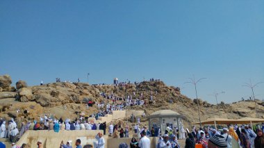 MECCA, SAUDI ARABIA - 29 Mart 2019 Mekke Suudi Arabistan 'daki kutsal camide Multazam adlı Kabe' nin kapısı. Mekke 'nin Büyük Camii, Suudi Arabistan' daki Kabe 'deki Müslüman hacılar.