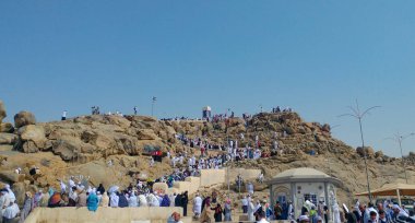 MECCA, SAUDI ARABIA - 29 Mart 2019 Mekke Suudi Arabistan 'daki kutsal camide Multazam adlı Kabe' nin kapısı. Mekke 'nin Büyük Camii, Suudi Arabistan' daki Kabe 'deki Müslüman hacılar.