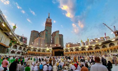 MECCA, SAUDI ARABIA - 29 Mart 2019 Mekke Suudi Arabistan 'daki kutsal camide Multazam adlı Kabe' nin kapısı. Mekke 'nin Büyük Camii, Suudi Arabistan' daki Kabe 'deki Müslüman hacılar.