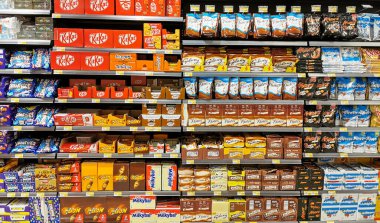 Doha, Katar... 22 Mart 2020: Şekerler ve çikolatalar bir süpermarkette satılıyor. şeker