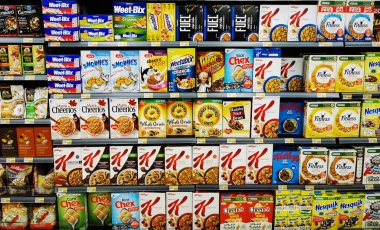 Doha, Katar - 22 Mart 2020: Corona virüs salgını sırasında süpermarketler market eşyalarıyla dolu