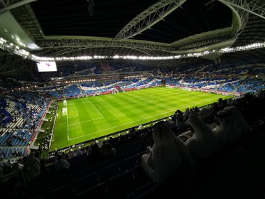Wakra, Katar: 01 Aralık 2019: Katar 'ın Wakrah kentinde futbol maçı izleyen seyirciler