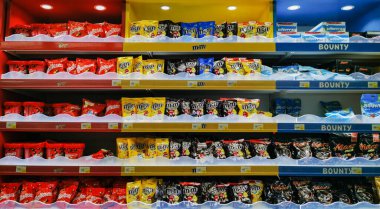 Doha, Katar... 22 Mart 2020: Şekerler ve çikolatalar bir süpermarkette satılıyor. şeker