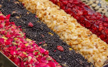 Türkçe zevklerin çeşitleri bir hindi dükkanında satılıktır. Geleneksel hindi tatlısı