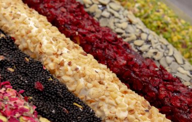 Türkçe zevklerin çeşitleri bir hindi dükkanında satılıktır. Geleneksel hindi tatlısı