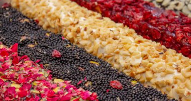 Türkçe zevklerin çeşitleri bir hindi dükkanında satılıktır. Geleneksel hindi tatlısı