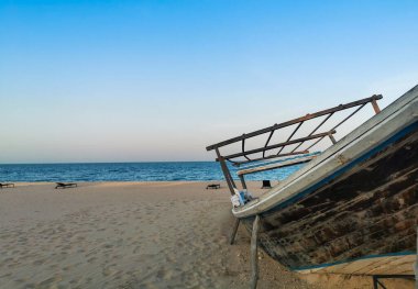 Katar 'daki Wakrah plajında tutulan teknelerin arkaplan görüntüleri.