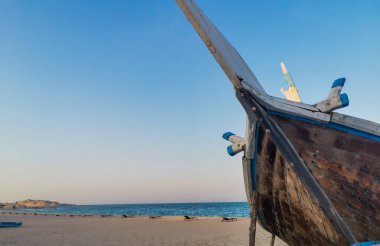 Katar 'daki Wakrah plajında tutulan teknelerin arkaplan görüntüleri.