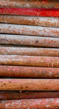 İnşaat alanında bir araya getirilmiş yapı iskelesi barı..