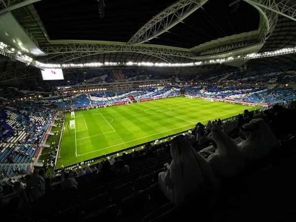Wakra, Katar: 01 Aralık 2019: Katar 'ın Wakrah kentinde futbol maçı izleyen seyirciler