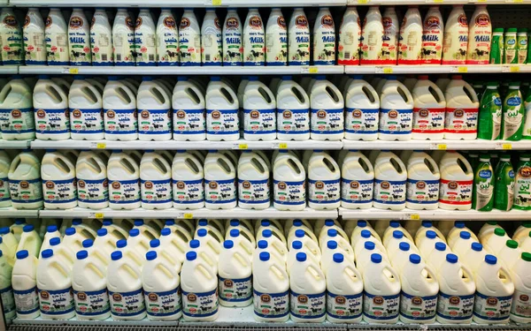 Doha Qatar Marzo 2020 Leche Productos Lácteos Venta Supermercado —  Fotos de Stock