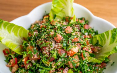Maydanozlu, naneli, domatesli, soğanlı, zeytinyağlı ve limonlu Tabbouleh salatası. Tabbouleh (tabbouli))