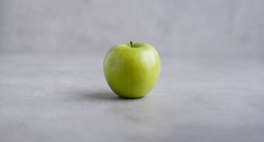 Gri Arkaplanda Taze Yeşil Elma. Yeşil Elma