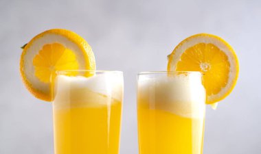 Taze meyve suyu, portakal ve ananas karışımı. taze meyve suyu