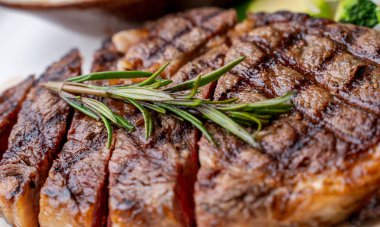 Salamura edilmiş ızgara pirzola bifteği, fırında patates ve sebzeyle yakından bakın. Biftek.