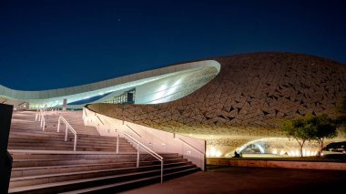 Doha, Katar 10 Ağustos 2020: Education City Camii 'nin gece manzarası.