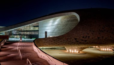 Doha, Katar 10 Ağustos 2020: Education City Camii 'nin gece manzarası.