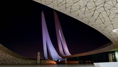 Doha, Katar 10 Ağustos 2020: Education City Camii 'nin gece manzarası.