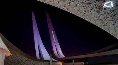 Doha, Katar 10 Ağustos 2020: Education City Camii 'nin gece manzarası.